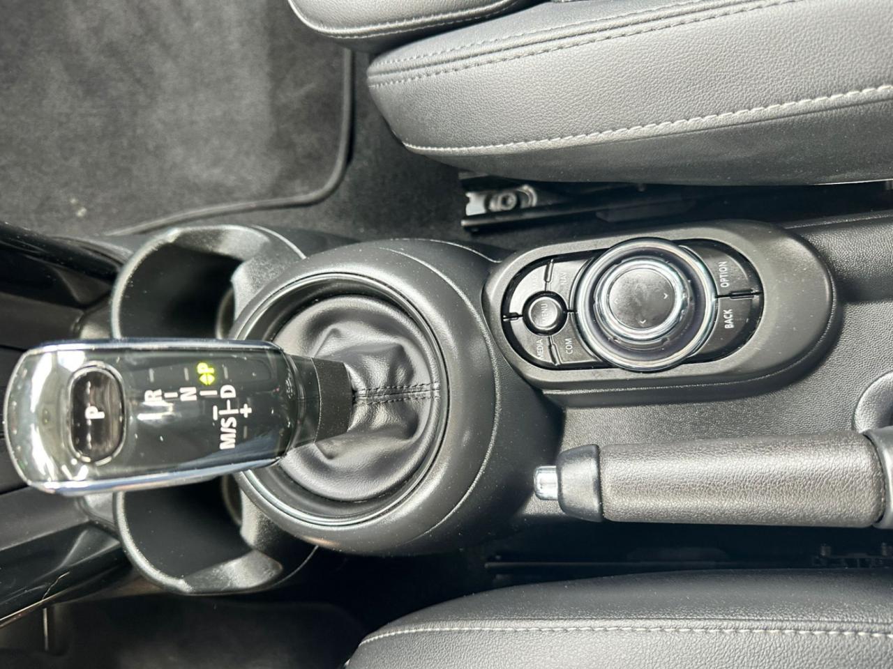 2024 MINI 5 Door Cooper S * NO ACCIDENTS / NAVI / PANORAMIC / CARPL Photo