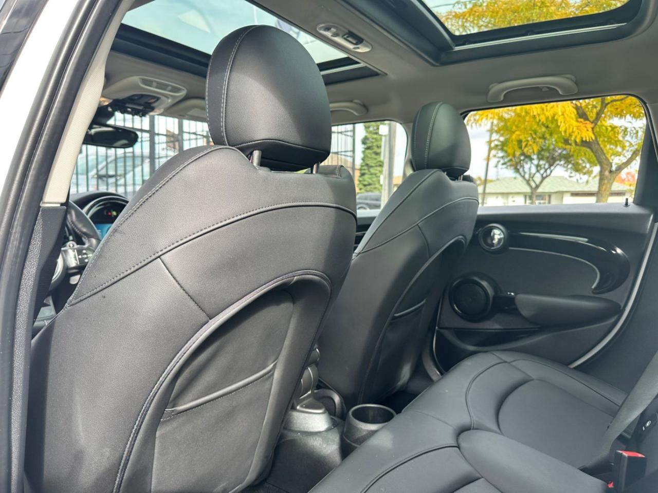 2024 MINI 5 Door Cooper S * NO ACCIDENTS / NAVI / PANORAMIC / CARPL Photo