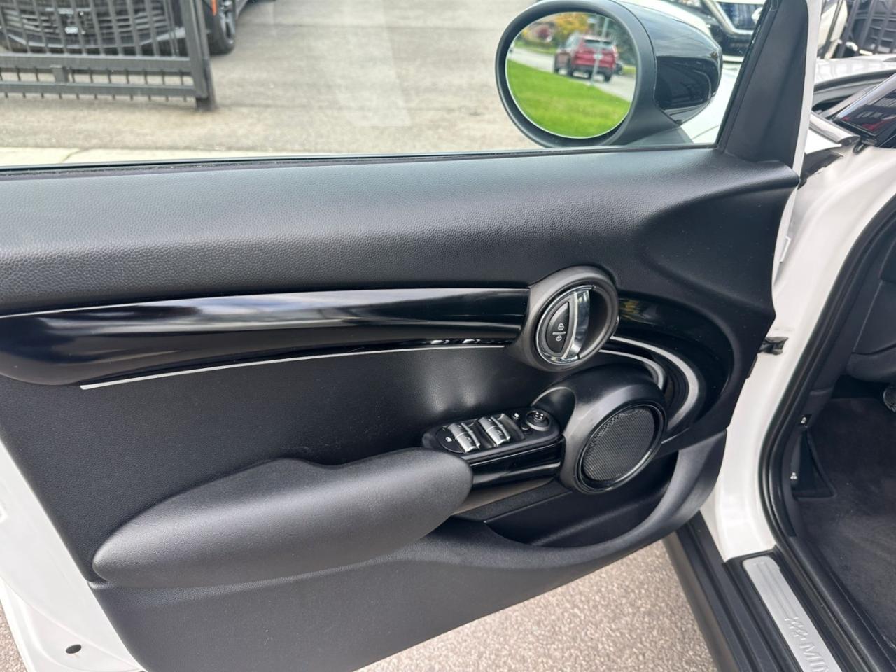 2024 MINI 5 Door Cooper S * NO ACCIDENTS / NAVI / PANORAMIC / CARPL Photo