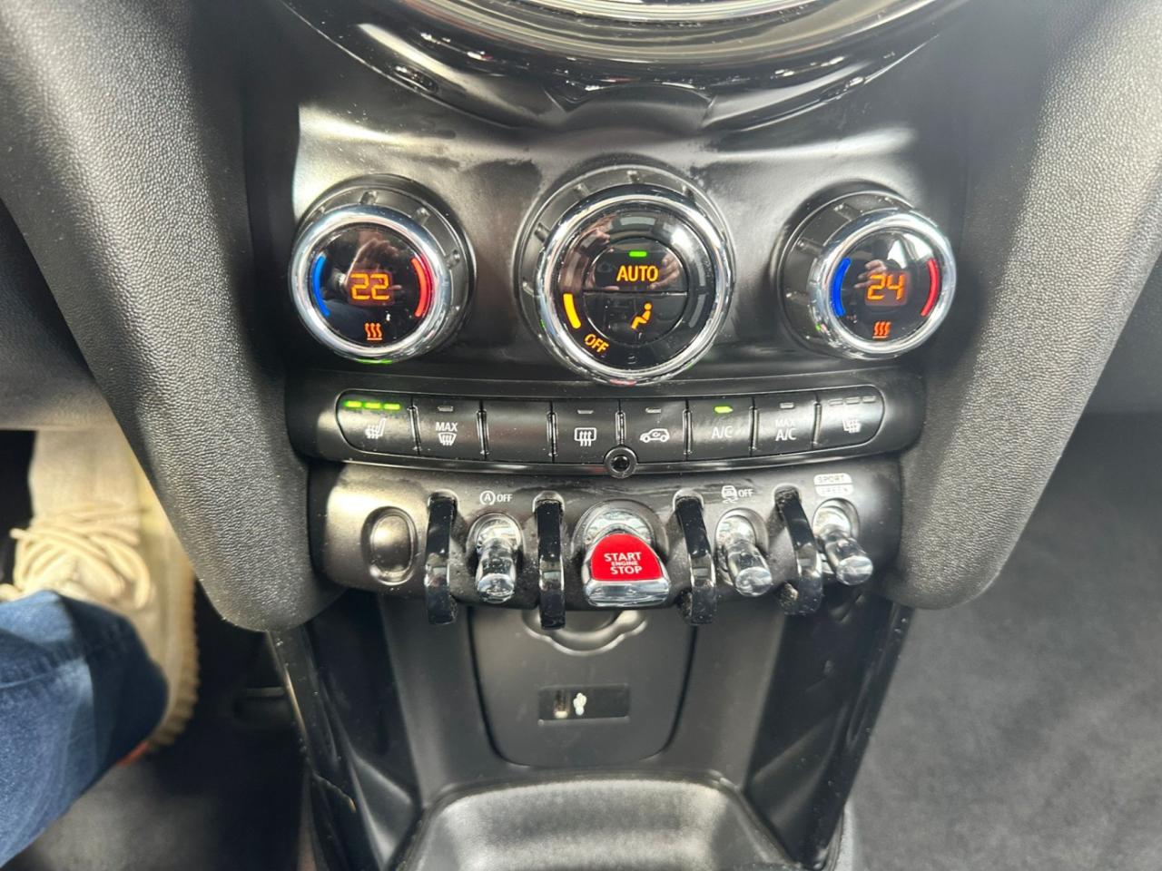 2024 MINI 5 Door Cooper S * NO ACCIDENTS / NAVI / PANORAMIC / CARPL Photo