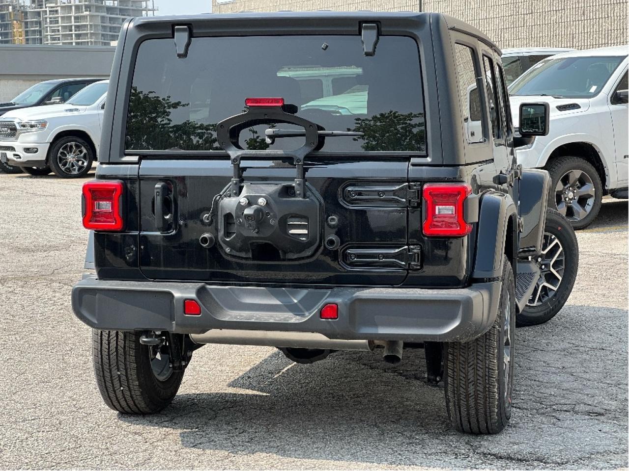 2025 Jeep Wrangler Sahara 4x4 w/Technology Group, Side Steps Photo4