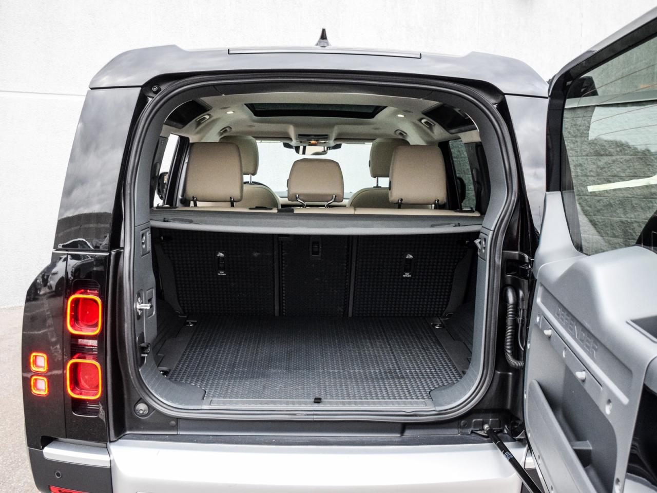 2024 Land Rover Defender S Photo