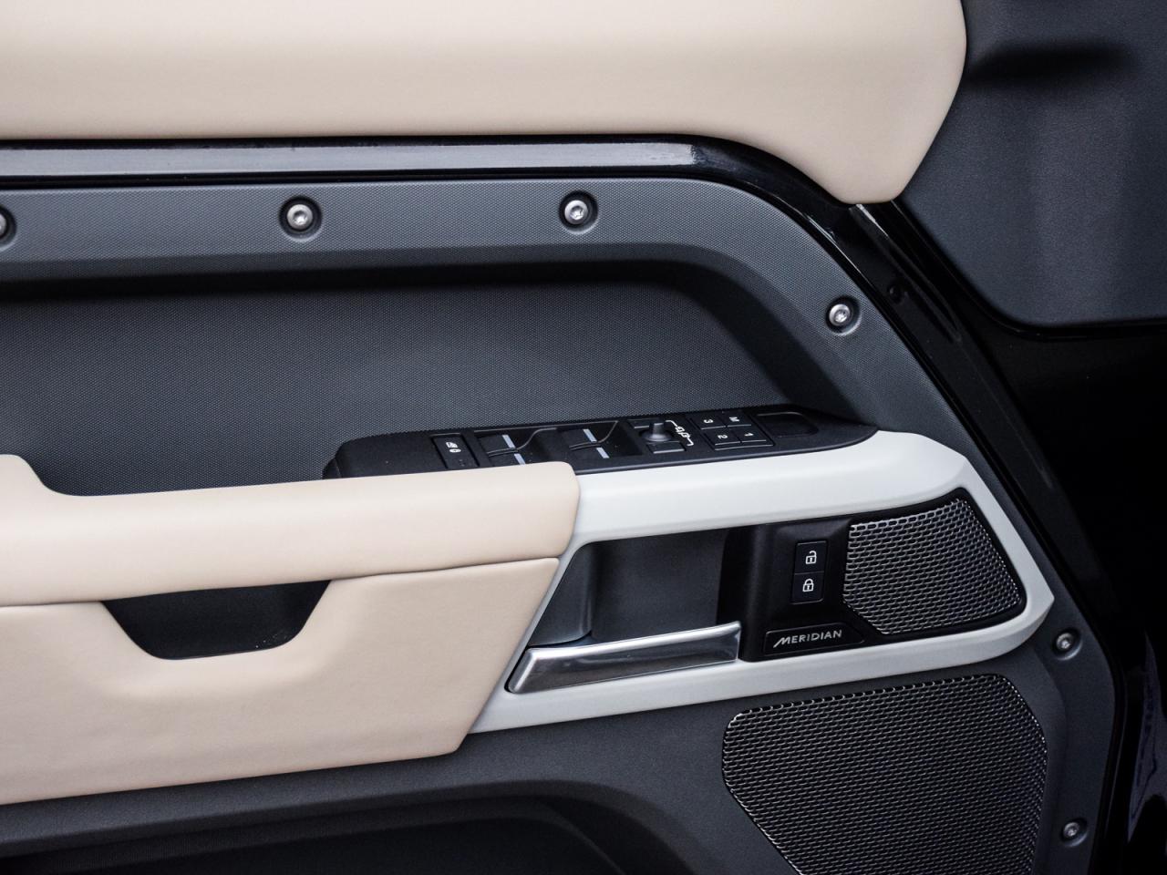 2024 Land Rover Defender S Photo