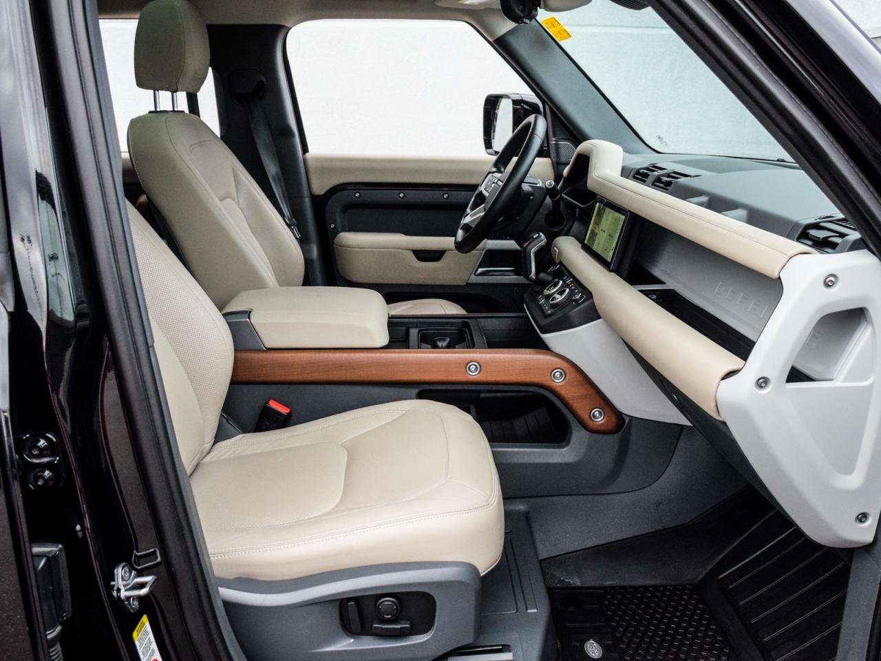 2024 Land Rover Defender S Photo