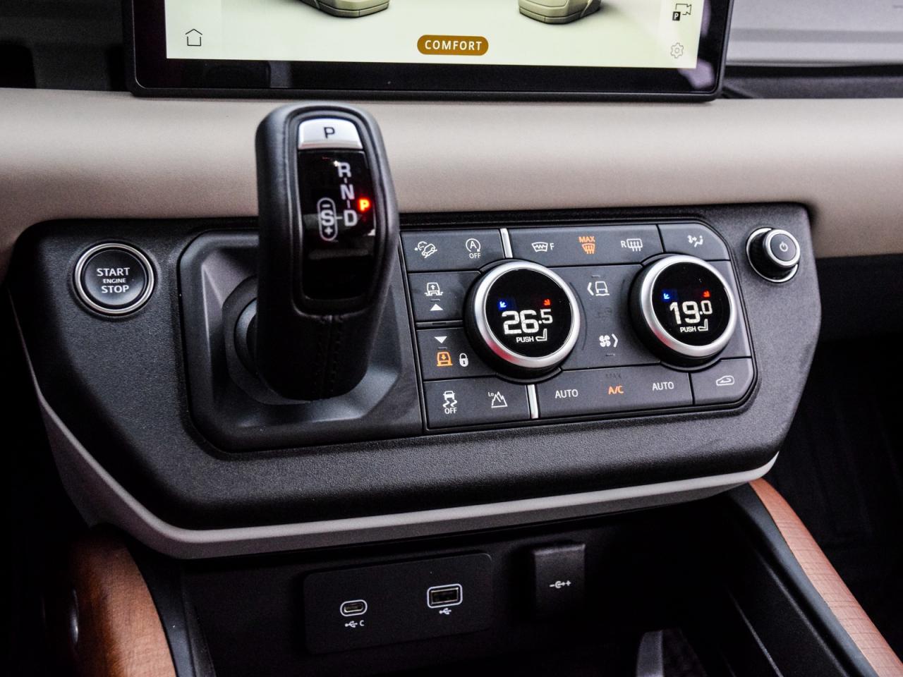 2024 Land Rover Defender S Photo