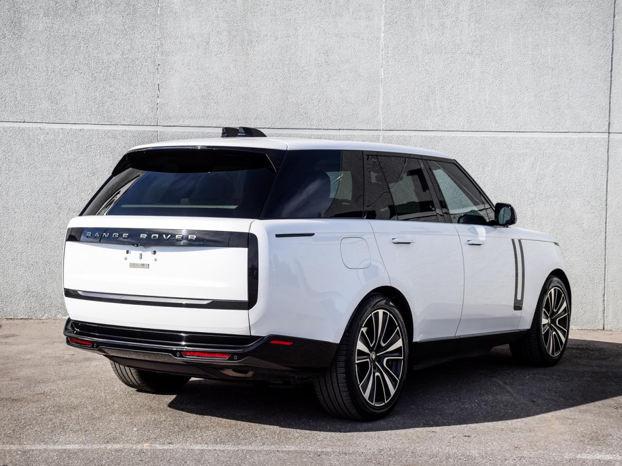 2024 Land Rover Range Rover SE Photo3