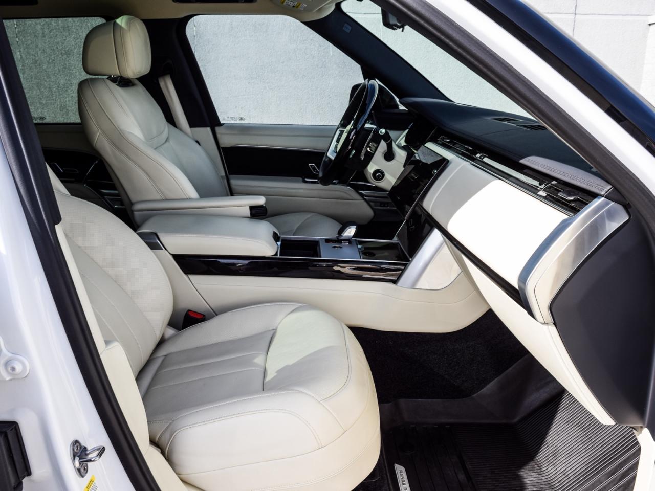 2024 Land Rover Range Rover SE Photo