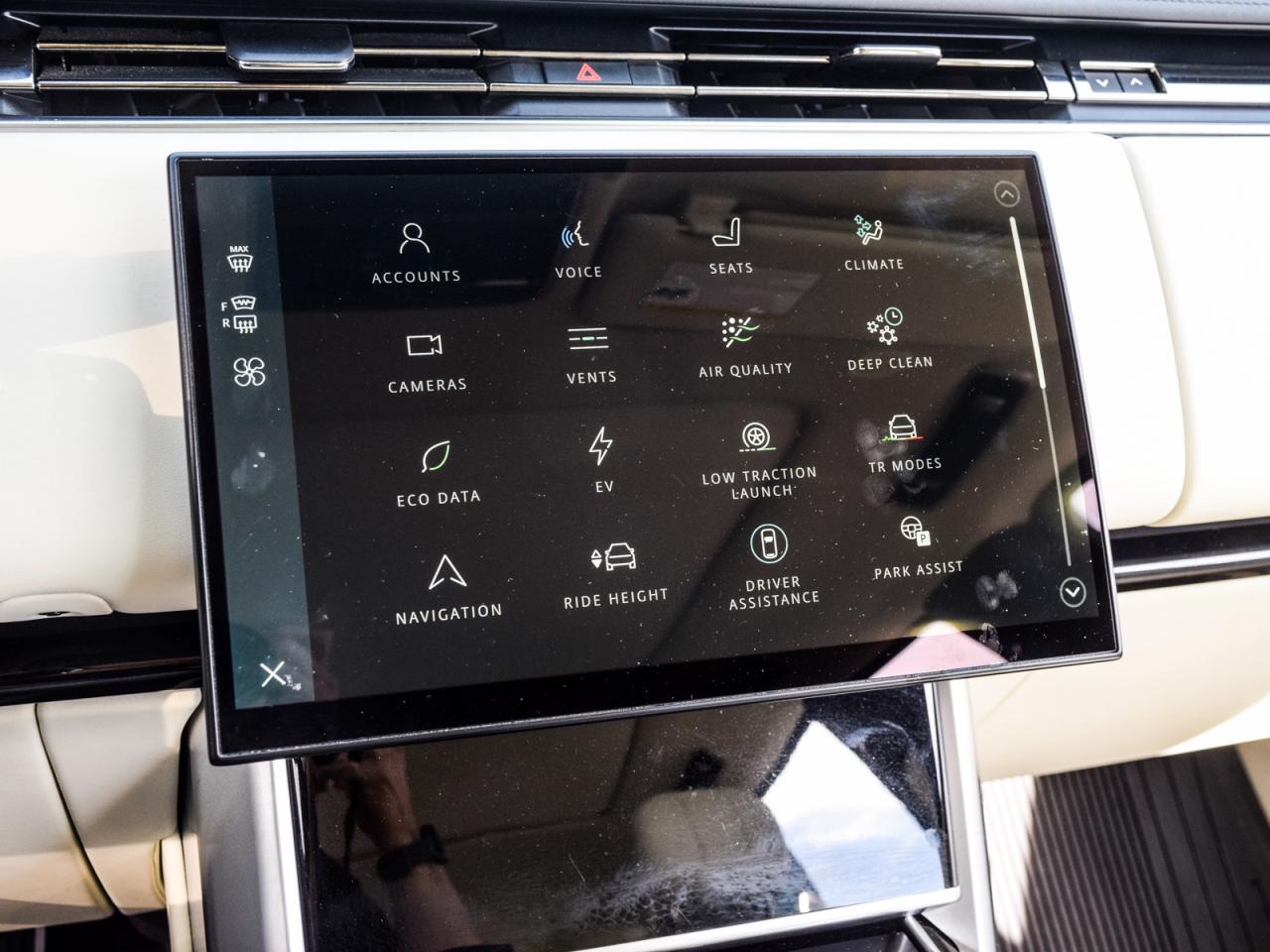 2024 Land Rover Range Rover SE Photo