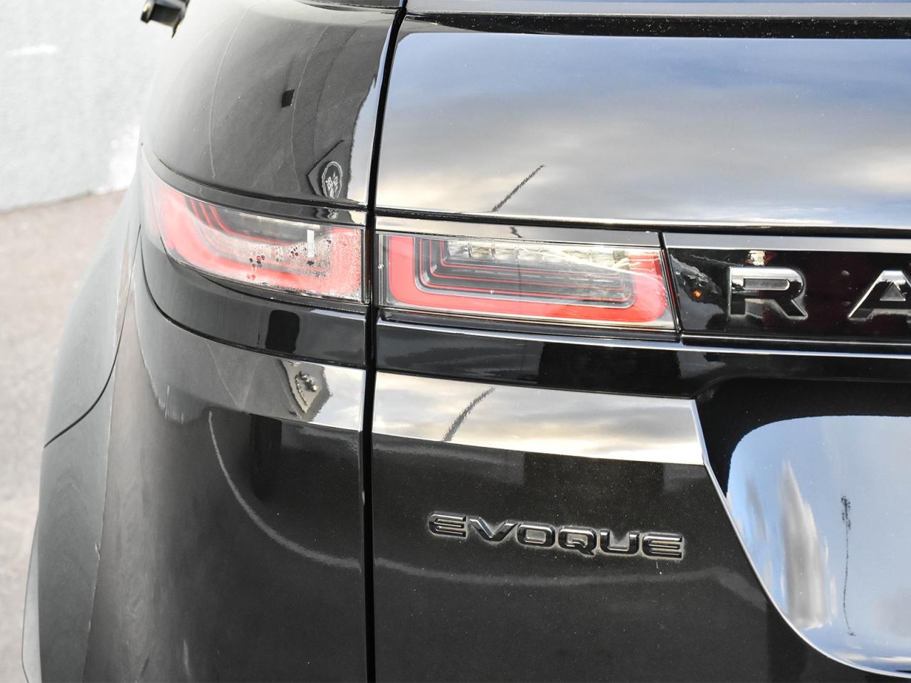 2022 Land Rover Range Rover Evoque R-DYNAMIC SE Photo