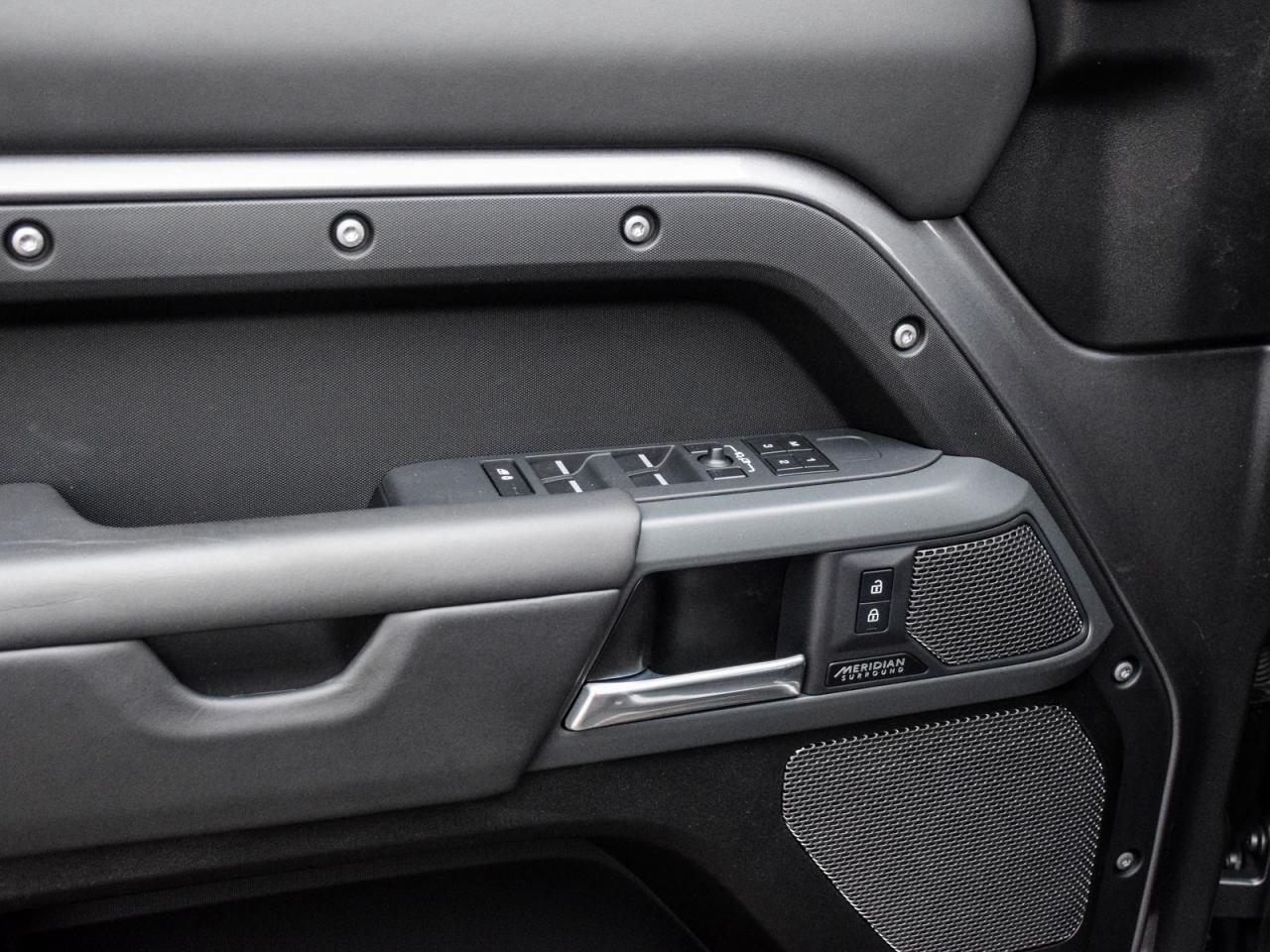 2023 Land Rover Defender X Photo