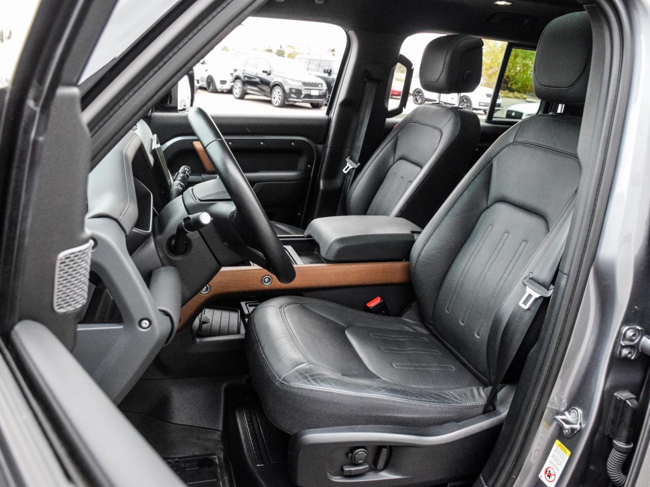 2023 Land Rover Defender X Photo