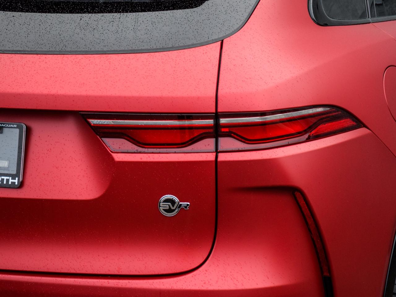 2025 Jaguar F-PACE SVR 575 EDITION SATIN RED LESS THAN 9000 KM'S ! Photo