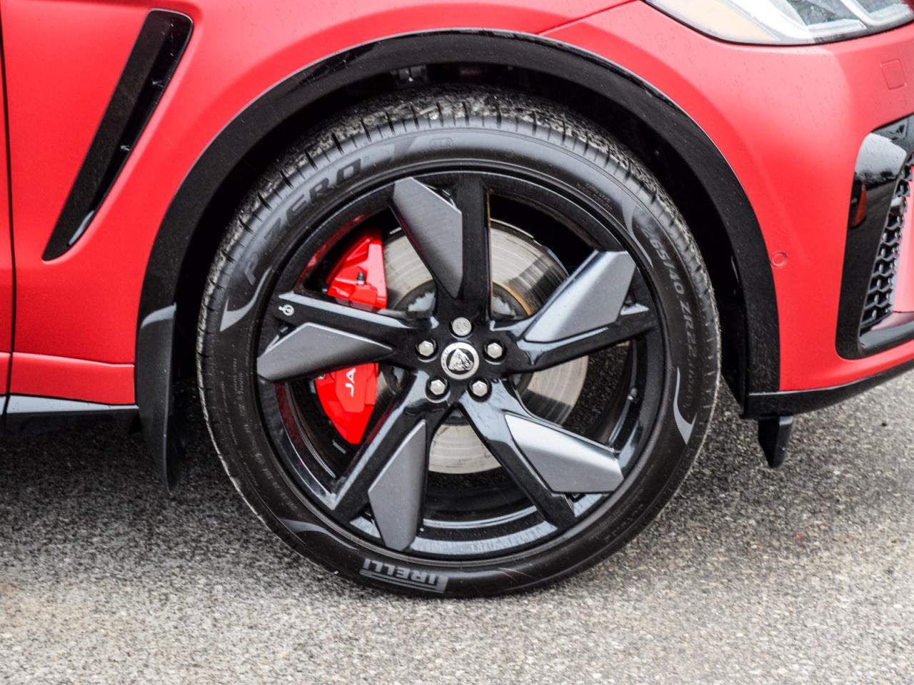 2025 Jaguar F-PACE SVR 575 EDITION SATIN RED LESS THAN 9000 KM'S ! Photo