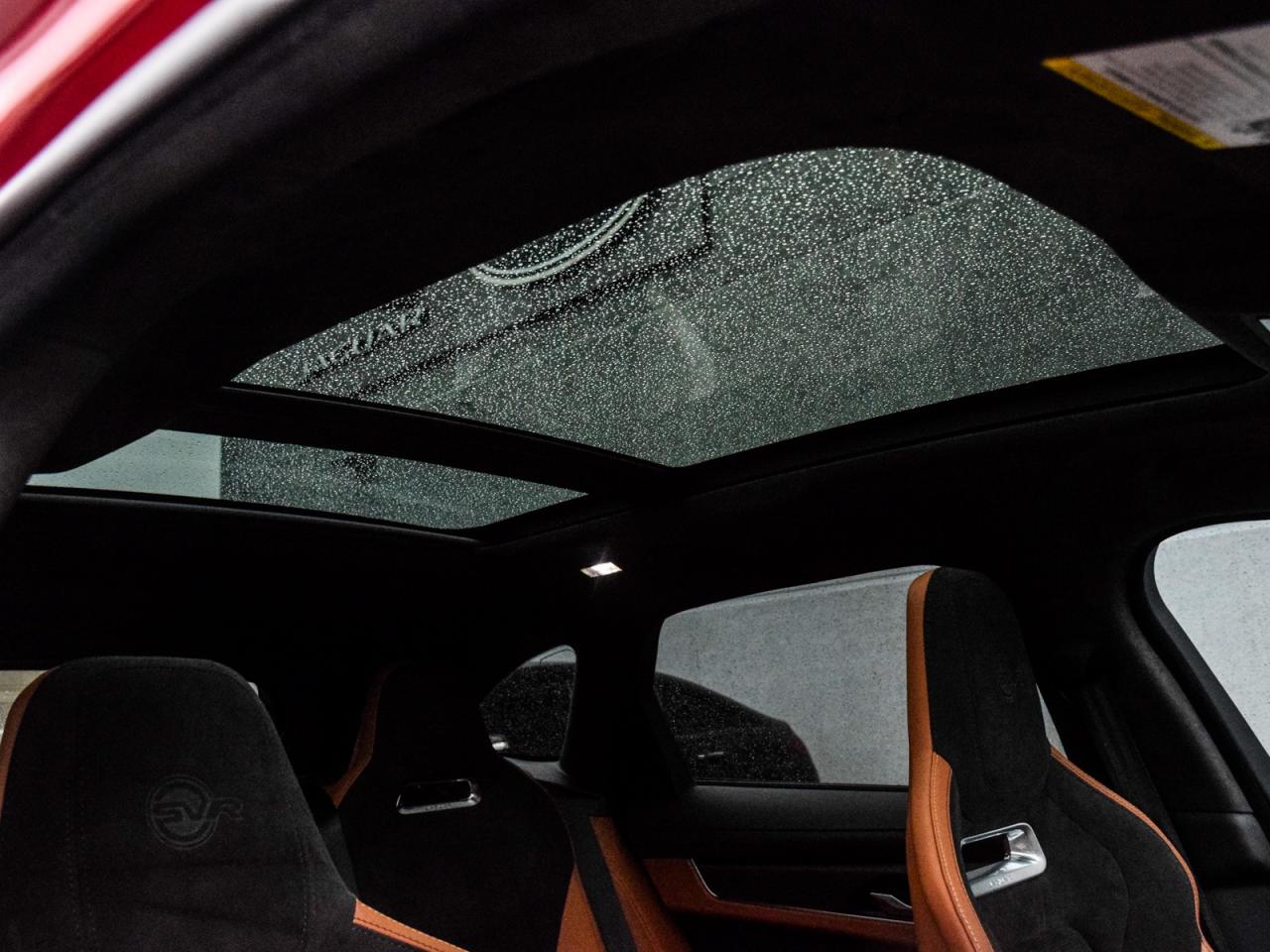 2025 Jaguar F-PACE SVR 575 EDITION SATIN RED LESS THAN 9000 KM'S ! Photo