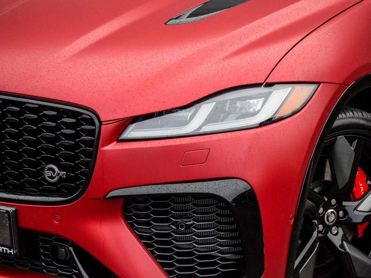 2025 Jaguar F-PACE SVR 575 EDITION SATIN RED LESS THAN 9000 KM'S ! Photo
