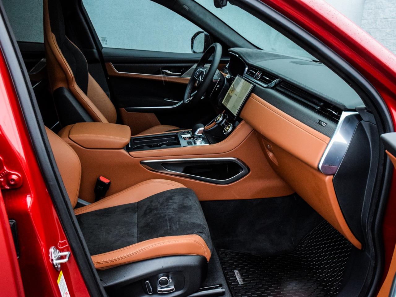 2025 Jaguar F-PACE SVR 575 EDITION SATIN RED LESS THAN 9000 KM'S ! Photo