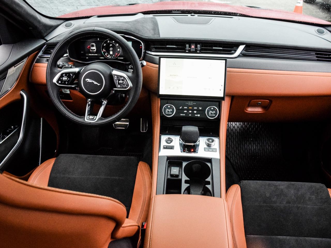 2025 Jaguar F-PACE SVR 575 EDITION SATIN RED LESS THAN 9000 KM'S ! Photo