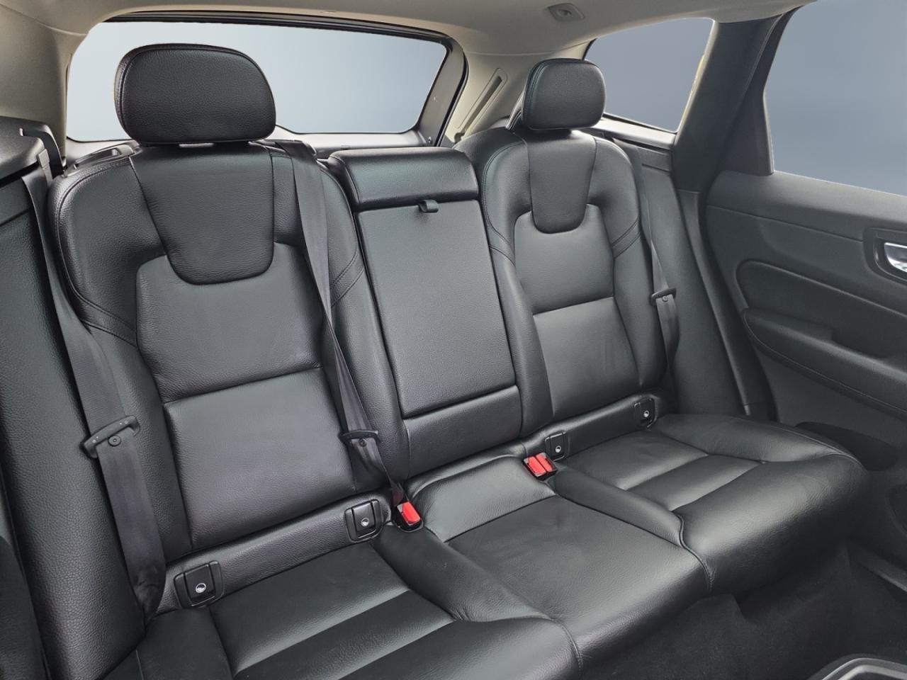 2022 Volvo XC60 AWD * 1 OWNER / FULL SERVICE HISTORY / DRIVER ASSI Photo