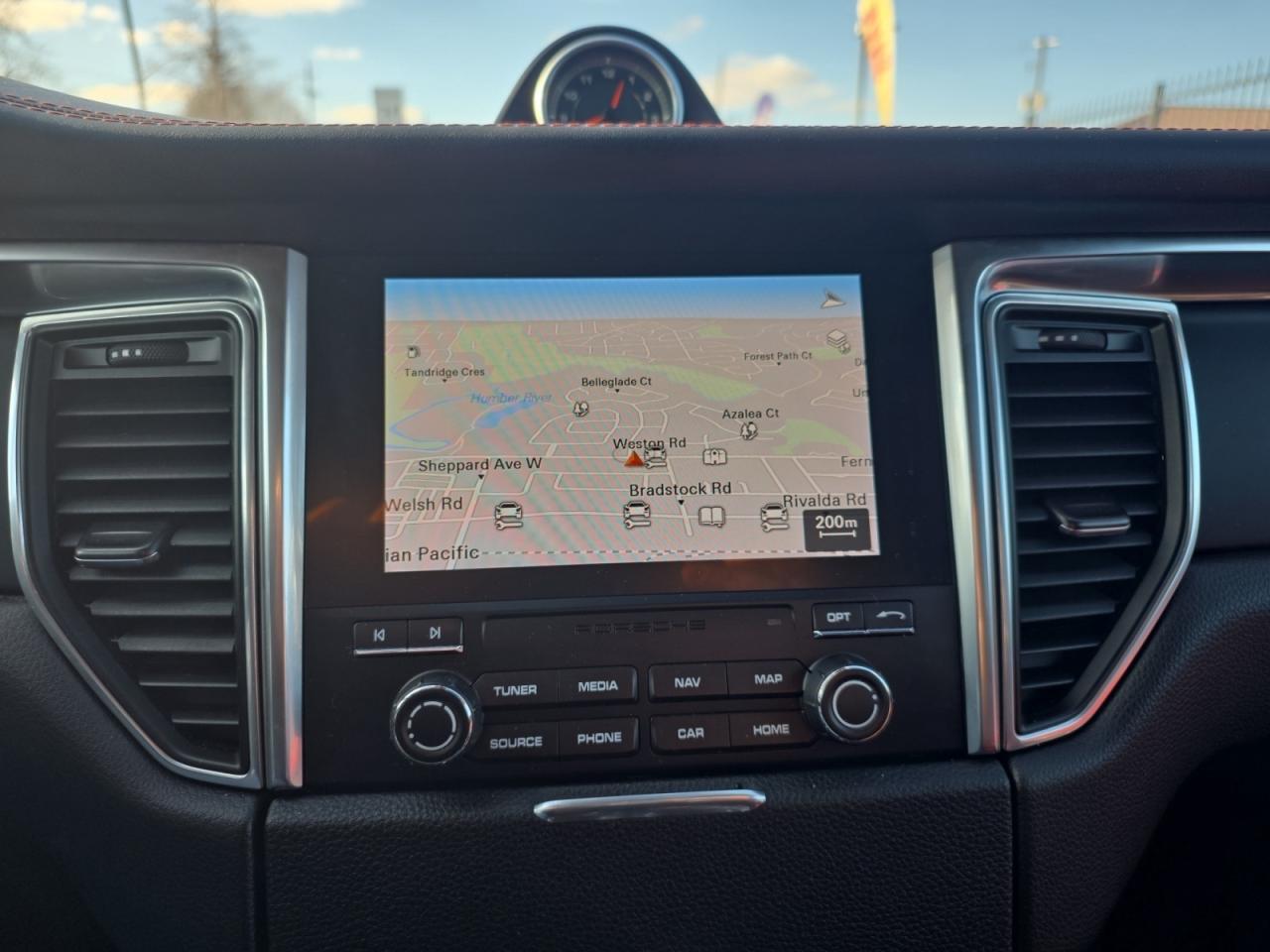 2018 Porsche Macan NO ACCIDENTS / RED INTERIOR / KEYLESS GO / PANORAM Photo