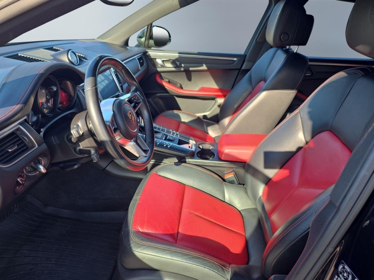 2018 Porsche Macan NO ACCIDENTS / RED INTERIOR / KEYLESS GO / PANORAM Photo