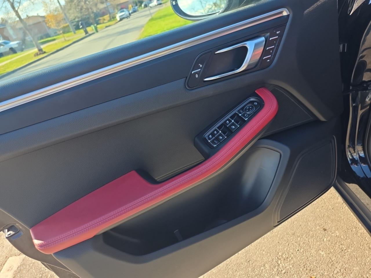 2018 Porsche Macan NO ACCIDENTS / RED INTERIOR / KEYLESS GO / PANORAM Photo
