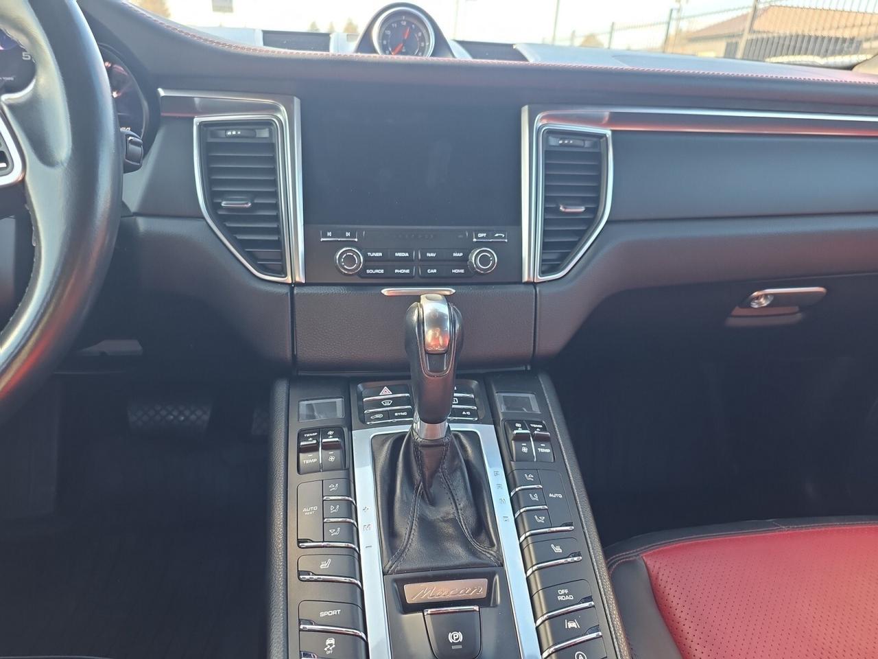 2018 Porsche Macan NO ACCIDENTS / RED INTERIOR / KEYLESS GO / PANORAM Photo