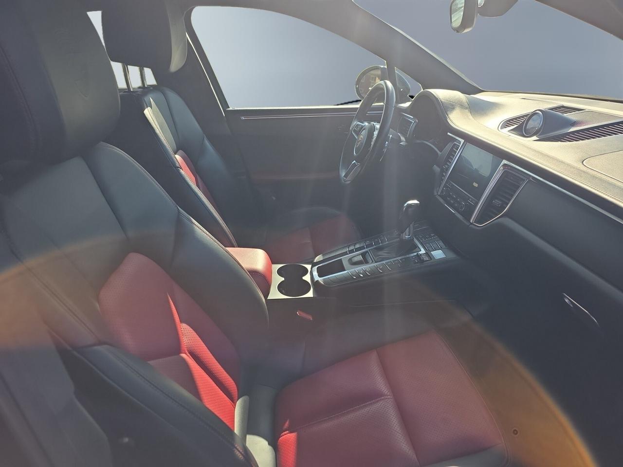 2018 Porsche Macan NO ACCIDENTS / RED INTERIOR / KEYLESS GO / PANORAM Photo