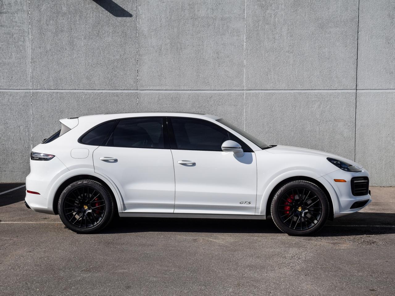 2021 Porsche Cayenne GTS Photo2