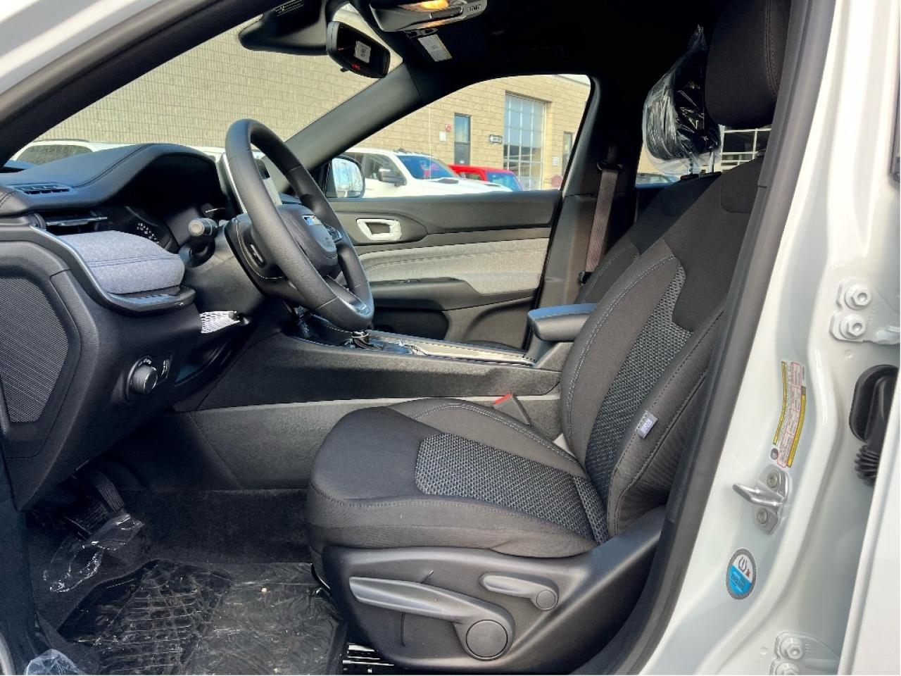 2025 Jeep Compass Sport 4x4 w/Heated Seats, Lane Management and more Photo