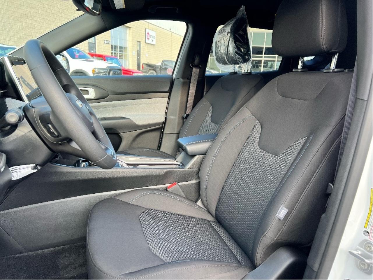 2025 Jeep Compass Sport 4x4 w/Heated Seats, Lane Management and more Photo