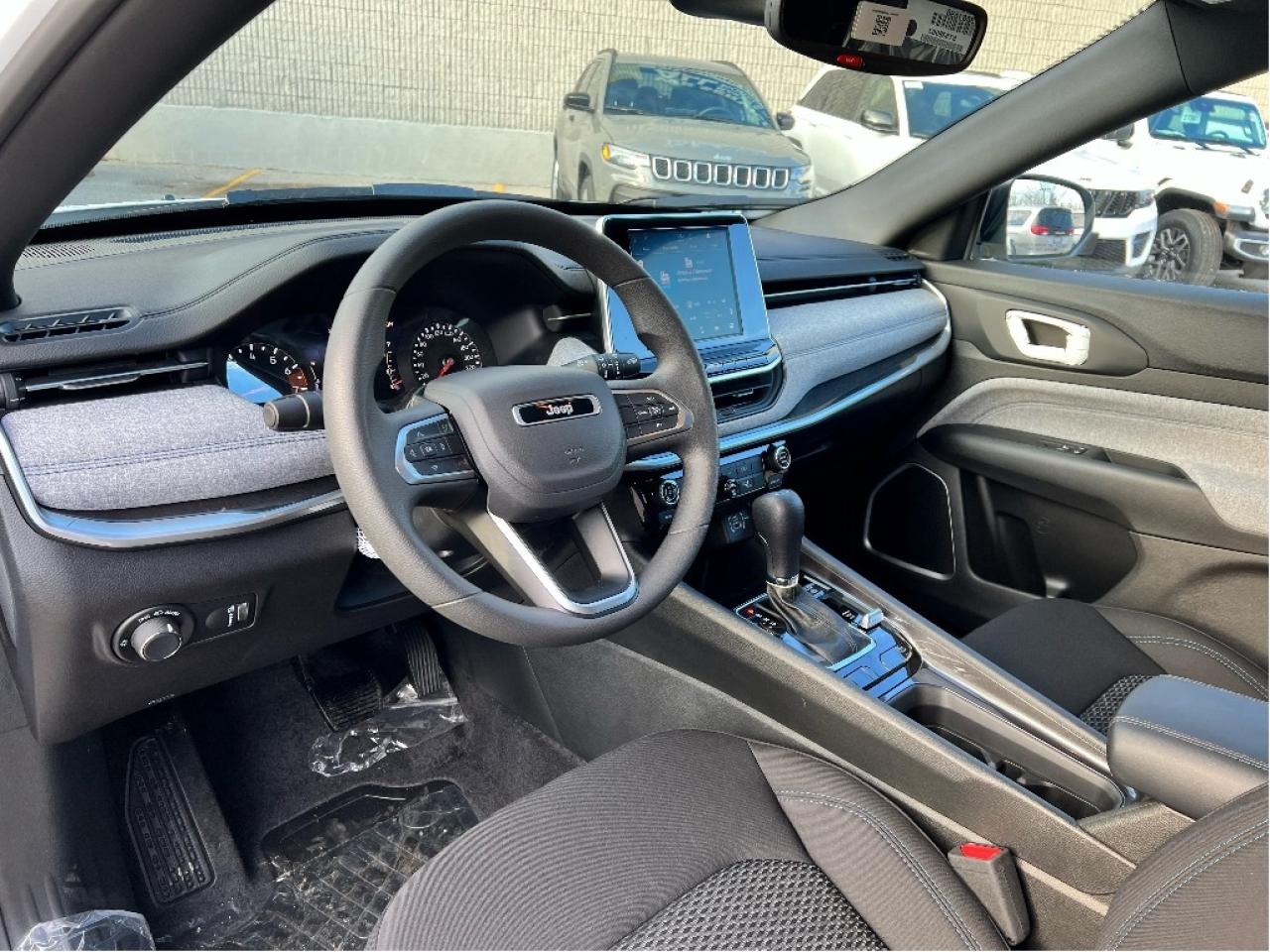 2025 Jeep Compass Sport 4x4 w/Heated Seats, Lane Management and more Photo