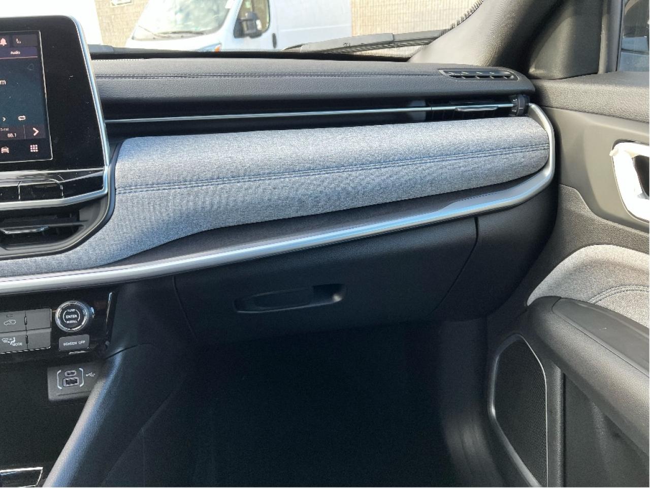 2025 Jeep Compass Sport 4x4 w/Heated Seats, Lane Management and more Photo