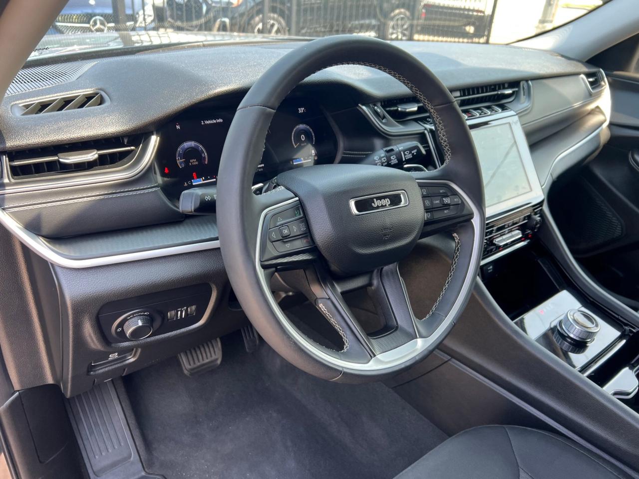 2023 Jeep Grand Cherokee L Laredo L ALTITUDE 4x4 * 6 PASSENGERS / DRIVER ASSI Photo