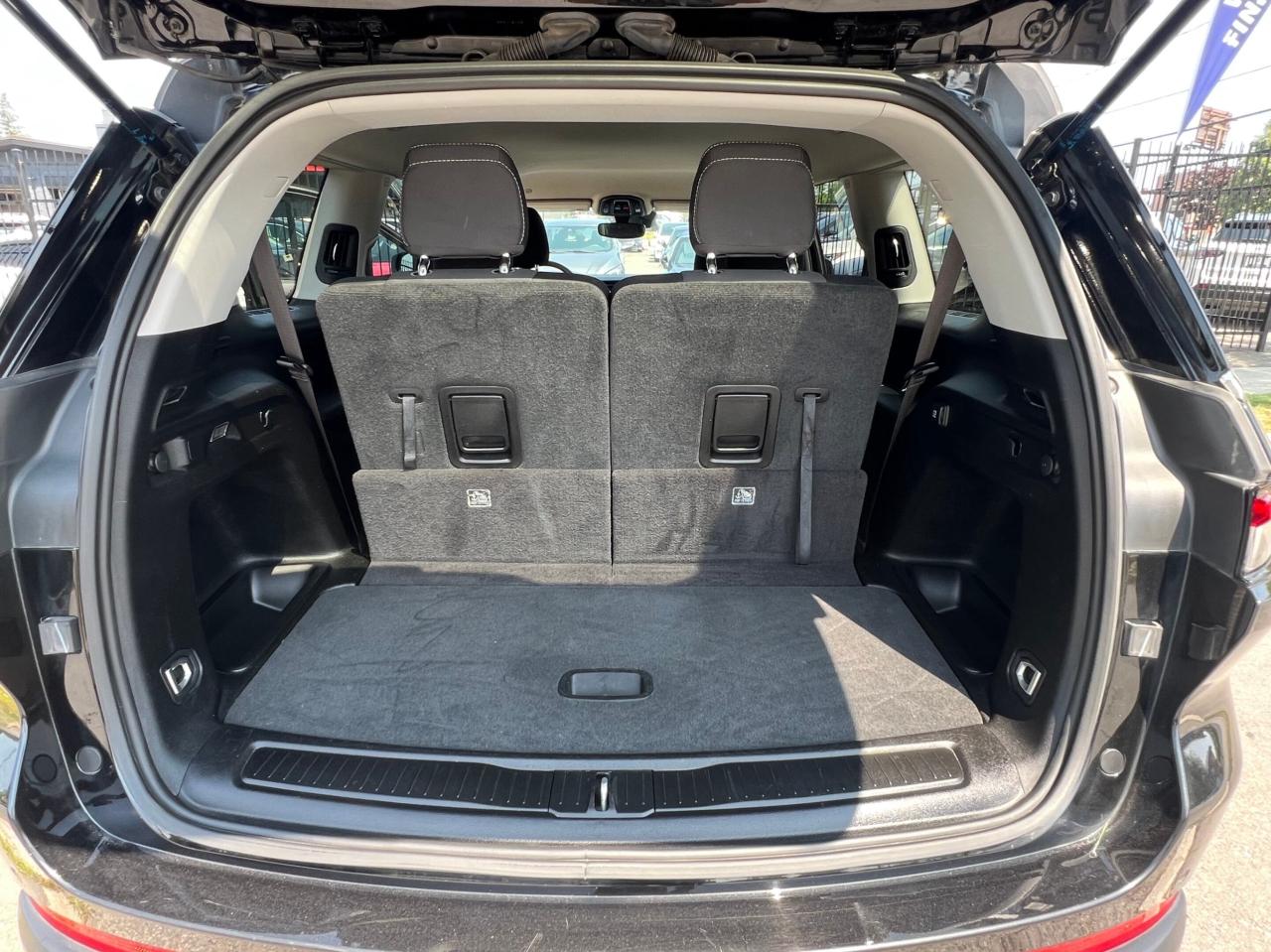 2023 Jeep Grand Cherokee L Laredo L ALTITUDE 4x4 * 6 PASSENGERS / DRIVER ASSI Photo