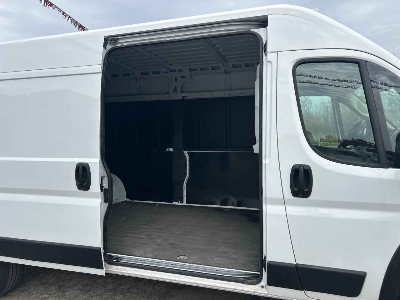 2023 RAM ProMaster Cargo Van 159 WB High Roof w/Partition, Bucket Seats, Walls Photo4