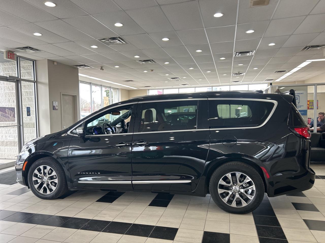 2023 Chrysler Pacifica Hybrid Pinnacle w/FamCam, DVD, NAV, Sunroof, 360 Camera Photo