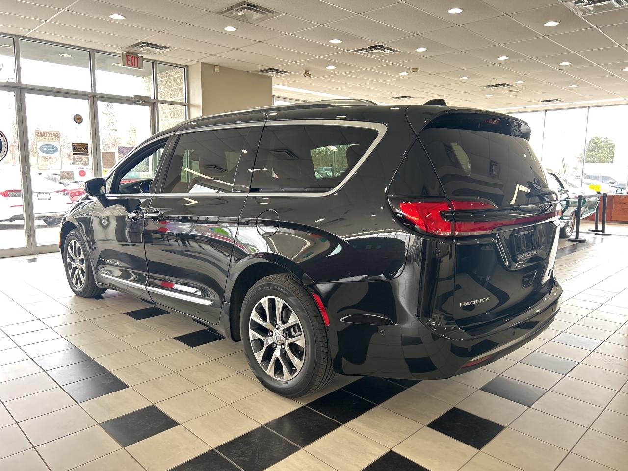 2023 Chrysler Pacifica Hybrid Pinnacle w/FamCam, DVD, NAV, Sunroof, 360 Camera Photo