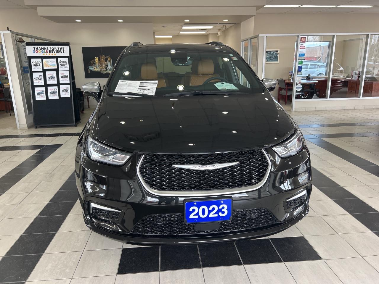 2023 Chrysler Pacifica Hybrid Pinnacle w/FamCam, DVD, NAV, Sunroof, 360 Camera Photo