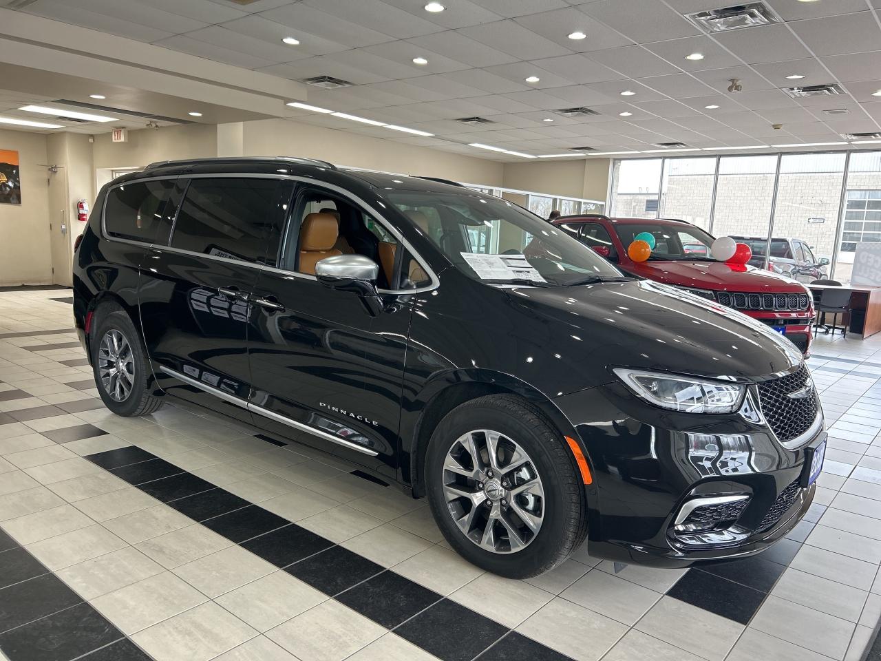 2023 Chrysler Pacifica Hybrid Pinnacle w/FamCam, DVD, NAV, Sunroof, 360 Camera Photo