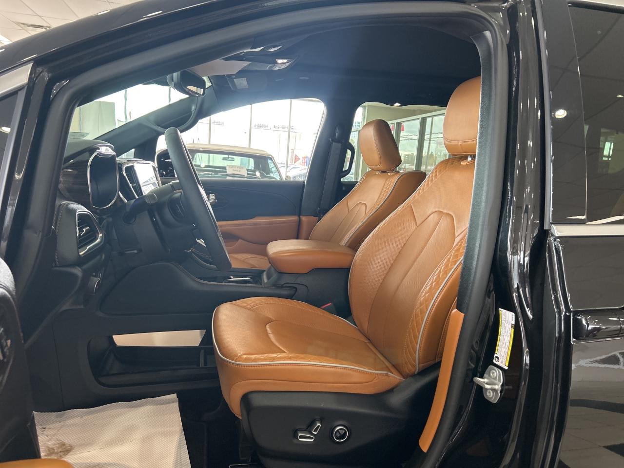 2023 Chrysler Pacifica Hybrid Pinnacle w/FamCam, DVD, NAV, Sunroof, 360 Camera Photo