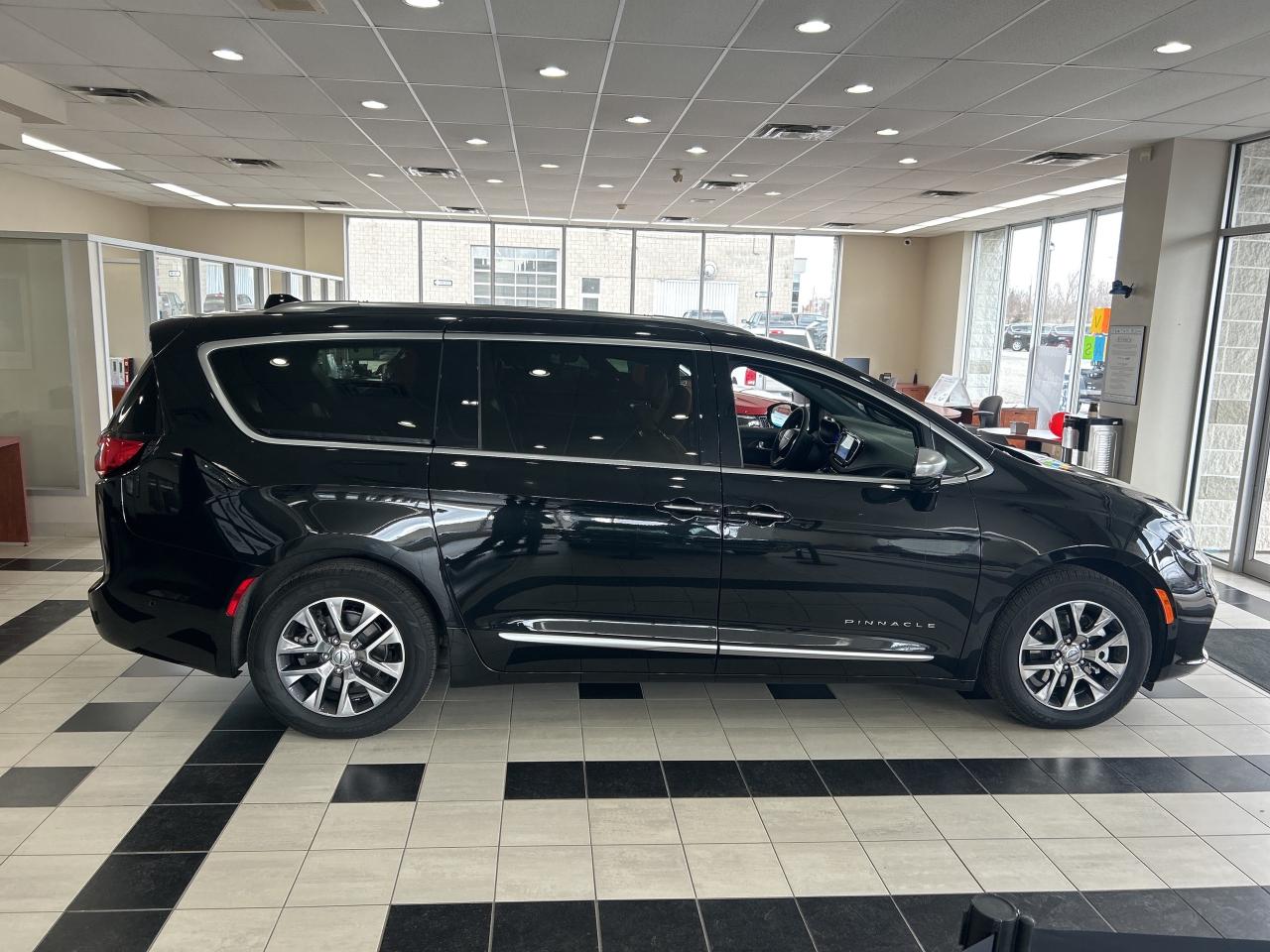 2023 Chrysler Pacifica Hybrid Pinnacle w/FamCam, DVD, NAV, Sunroof, 360 Camera Photo