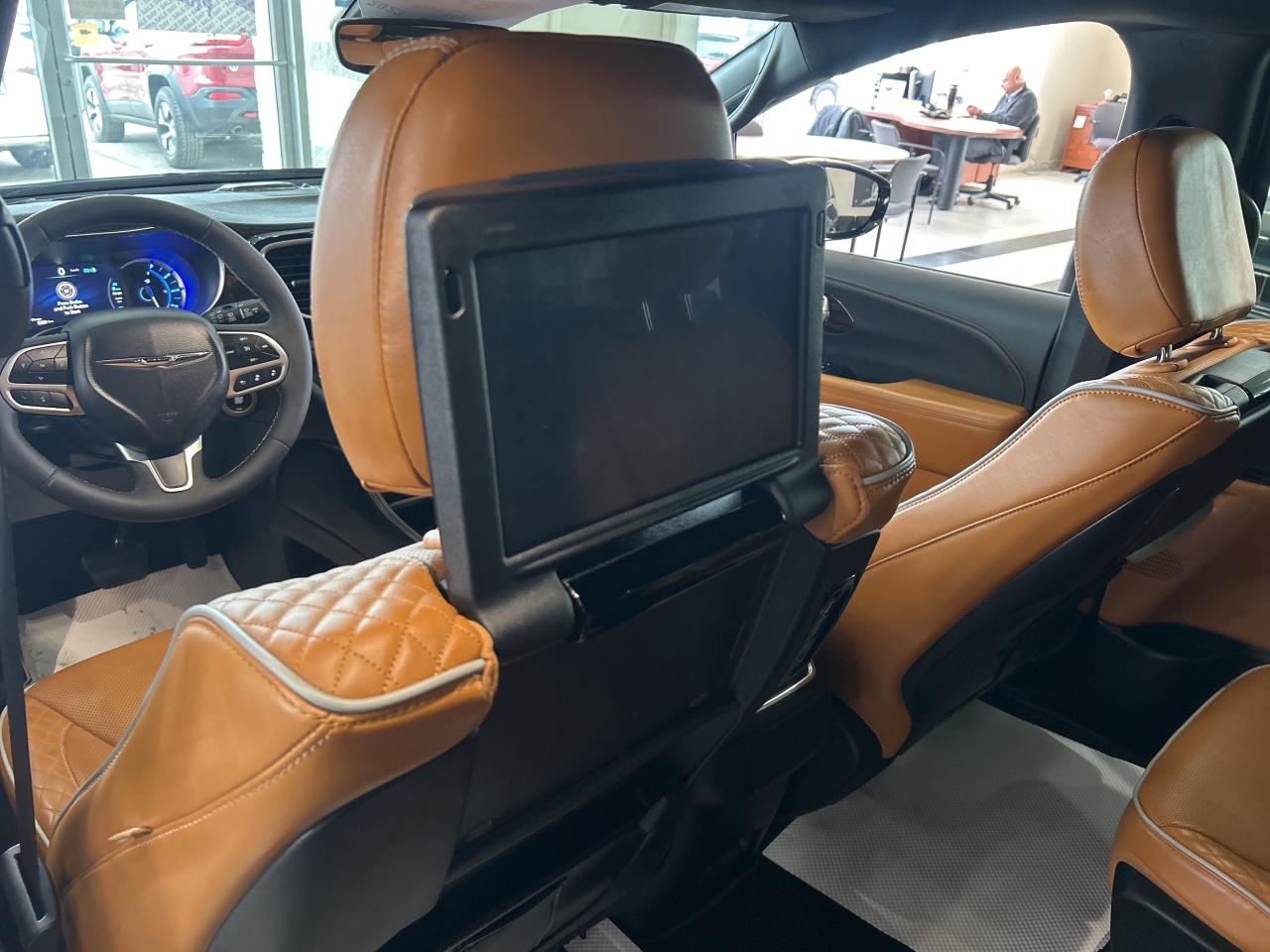 2023 Chrysler Pacifica Hybrid Pinnacle w/FamCam, DVD, NAV, Sunroof, 360 Camera Photo