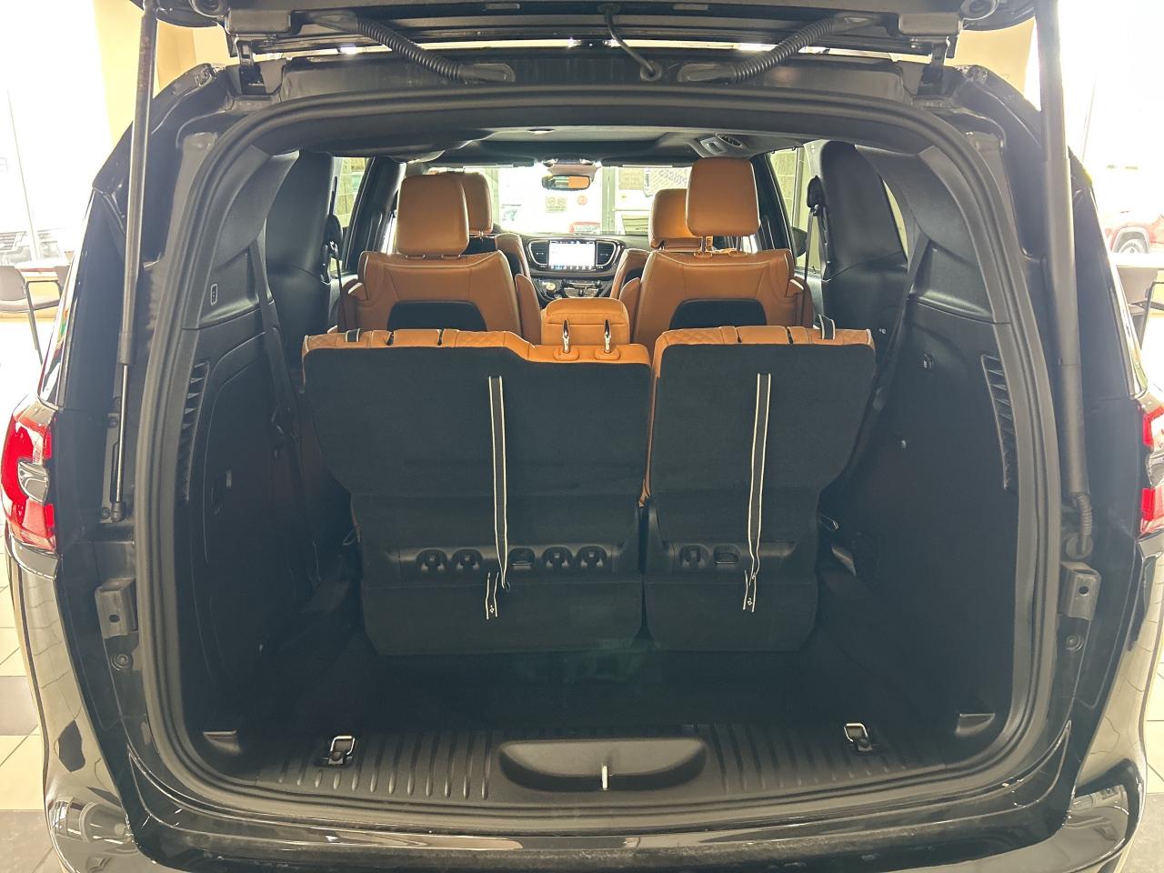 2023 Chrysler Pacifica Hybrid Pinnacle w/FamCam, DVD, NAV, Sunroof, 360 Camera Photo