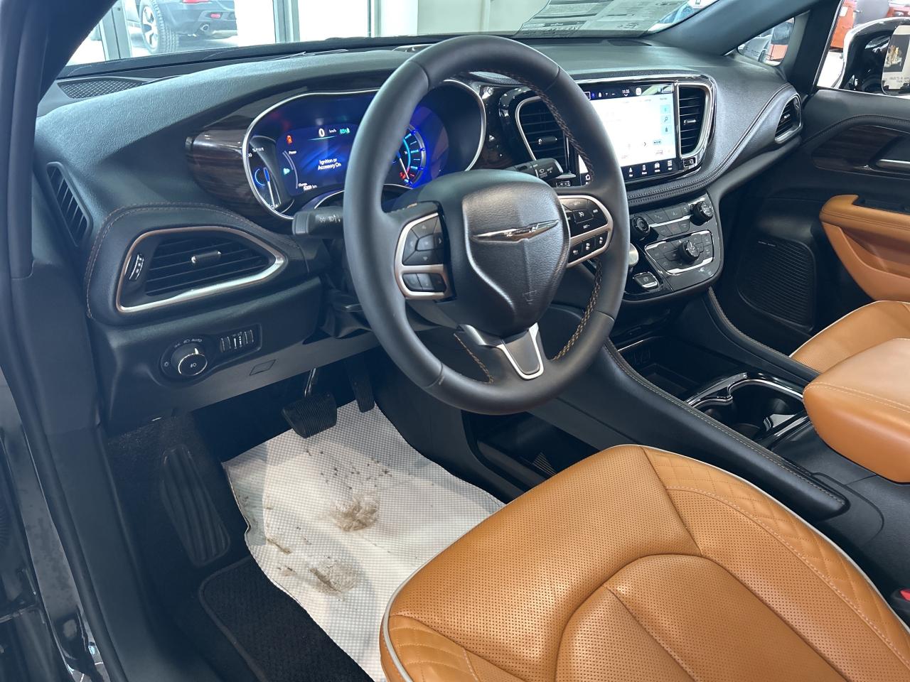 2023 Chrysler Pacifica Hybrid Pinnacle w/FamCam, DVD, NAV, Sunroof, 360 Camera Photo