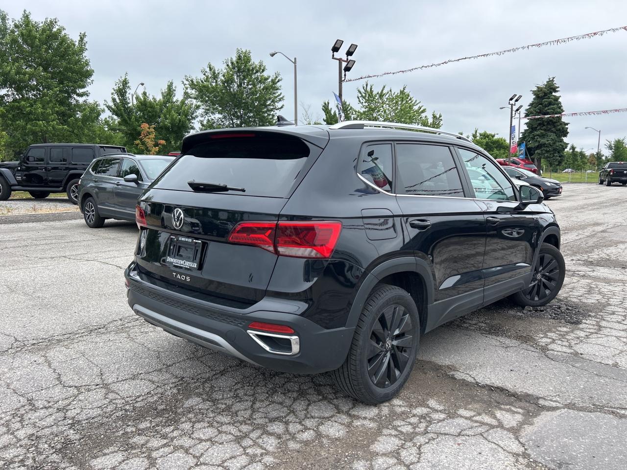 2024 Volkswagen Taos Comfortline w/Sunroof, Leather, Adaptive Cruise Photo