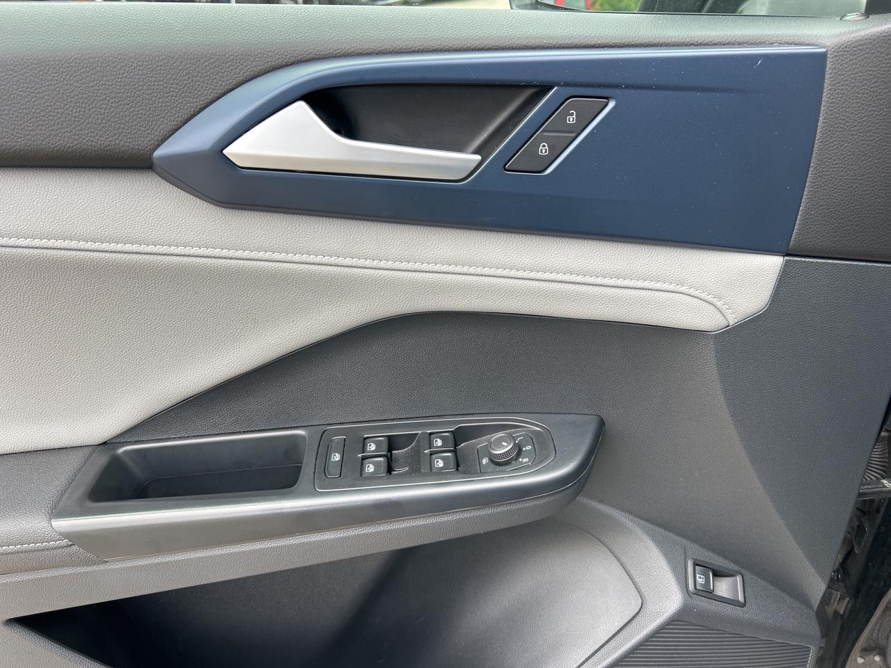 2024 Volkswagen Taos Comfortline w/Sunroof, Leather, Adaptive Cruise Photo