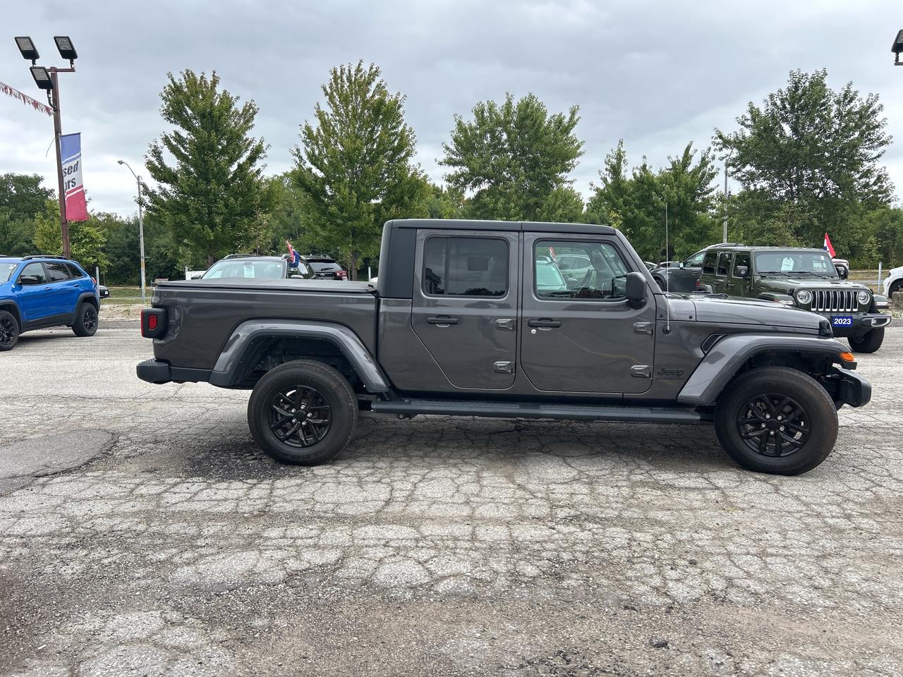 2022 Jeep Gladiator Sport S w/ 2 Tops, Tech Group, Cold Weather Group Photo3