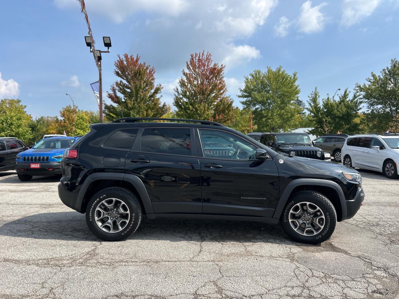 2022 Jeep Cherokee Trailhawk 4x4 w/Blind Spot, Heated Seats, Car Play Photo