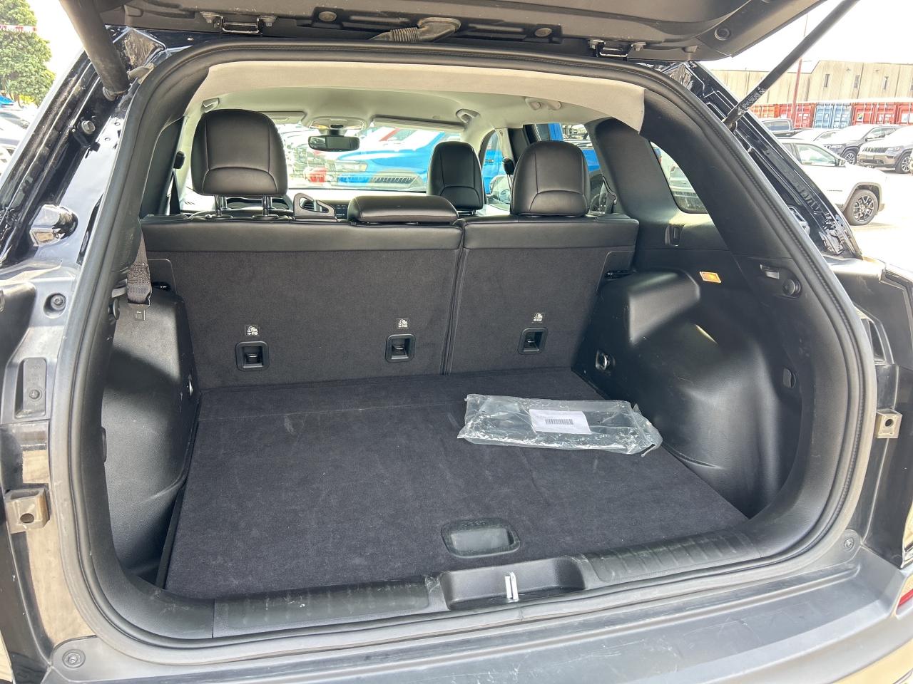 2022 Jeep Cherokee Trailhawk 4x4 w/Blind Spot, Heated Seats, Car Play Photo