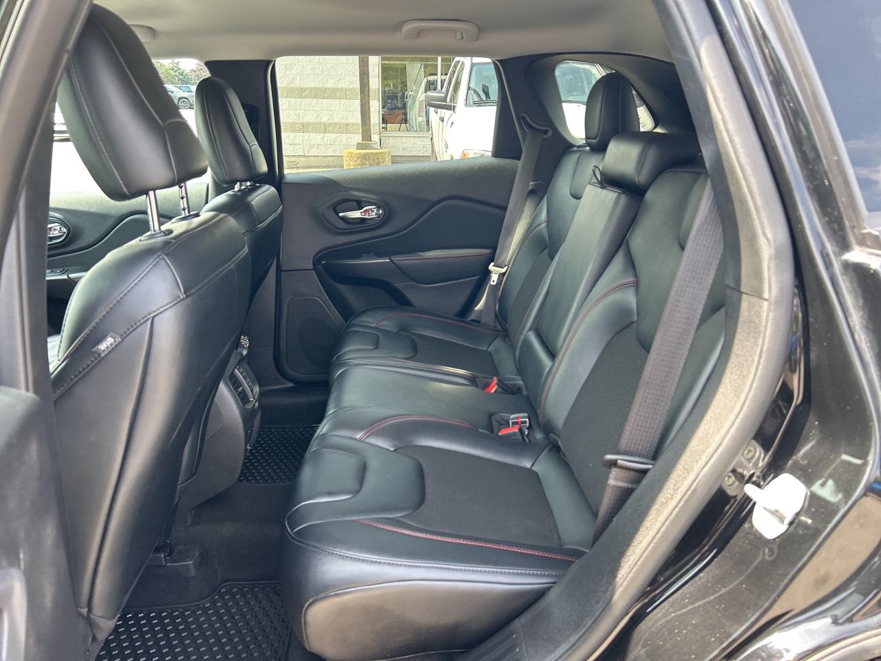 2022 Jeep Cherokee Trailhawk 4x4 w/Blind Spot, Heated Seats, Car Play Photo